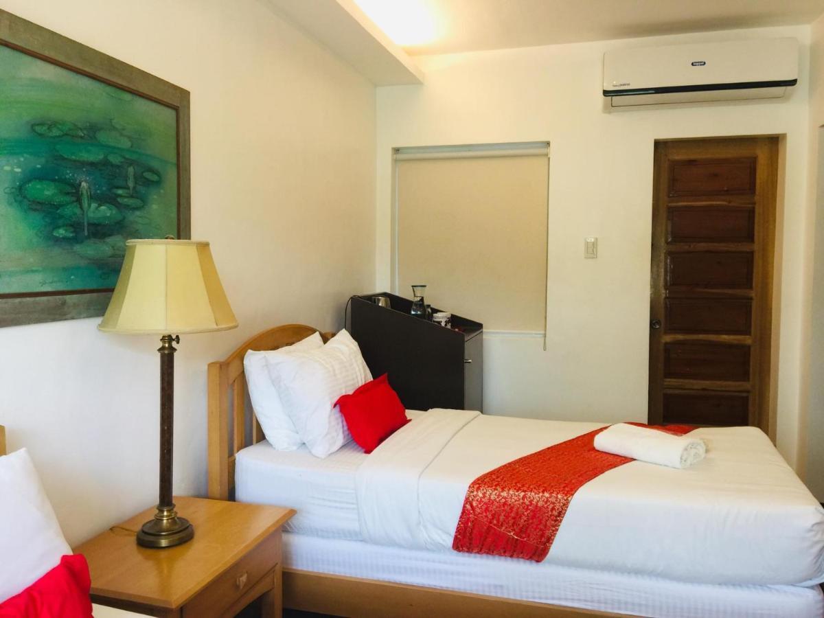 The Carmelence Lodge Tagaytay City Esterno foto
